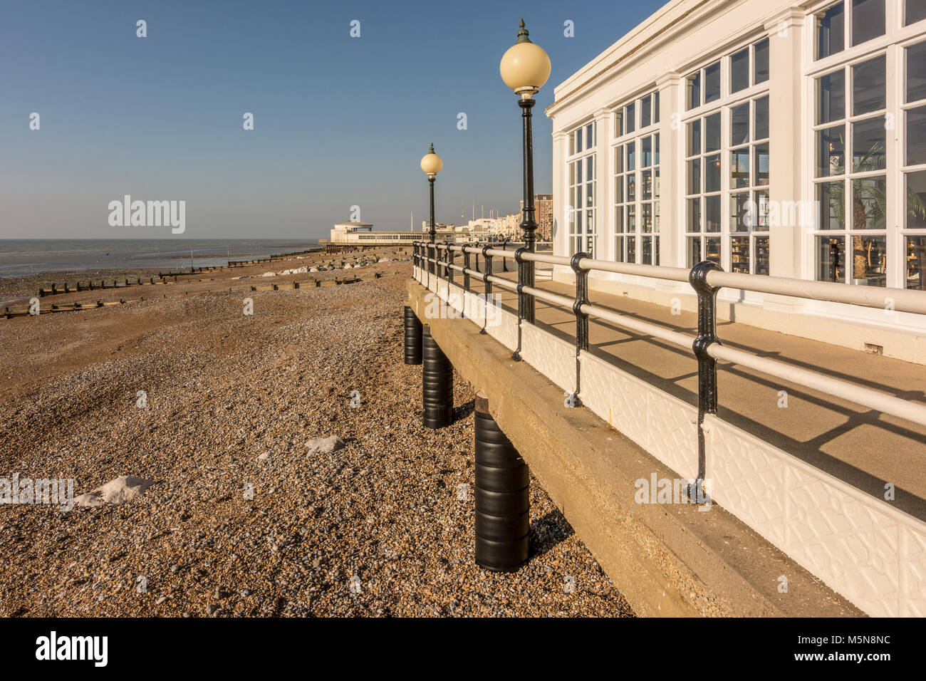 Una vista dal ad ovest Worthing Pier, West Sussex, Regno Unito. Foto Stock