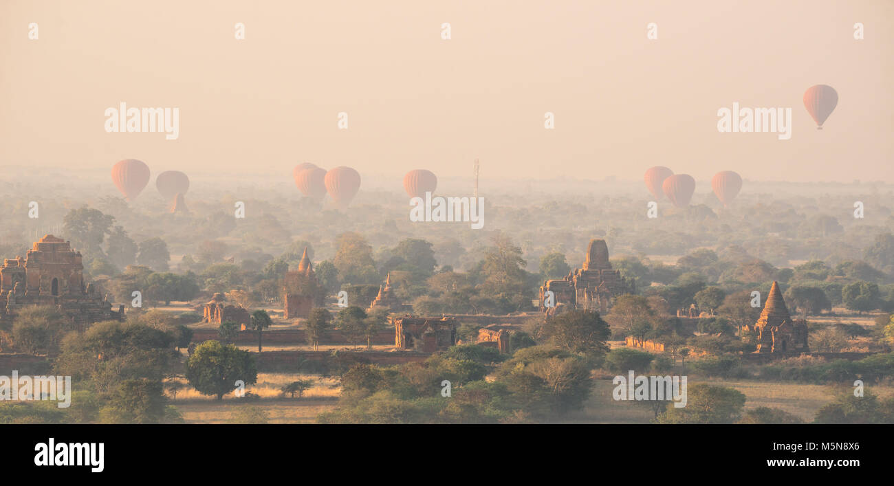 Foggy sopito sunrise nel mezzo di templi e pagode di Bagan antica zona storica, Birmania Foto Stock