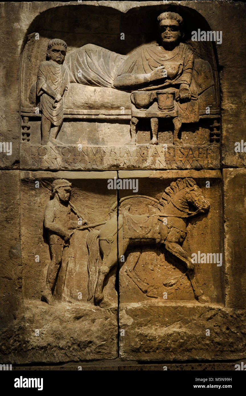 Stele funeraria di Longino Biarta, soldato del reggimento di cavalleria della Ala Sulpicia. Morì a 46 anni, egli era di origine tracia (ora la Bulgaria). Rilievo raffigurante il defunto e, nella parte inferiore, un servo che porta il cavallo del defunto. 80-90 annuncio. Trovato in Gereon Street, Colonia, Germania. Museo Roman-Germanic. Colonia. Germania. Foto Stock