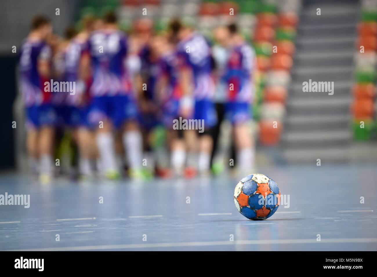 La palla durante la partita di pallamano tempo . Foto Stock