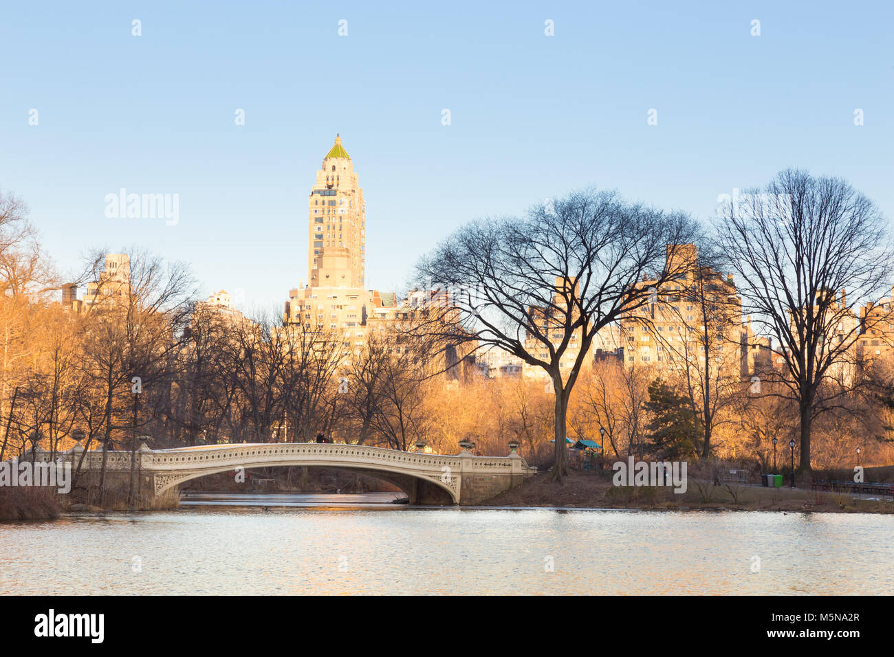 New York City Manhattan Central Park panorama del lago con il ponte di prua. Foto Stock