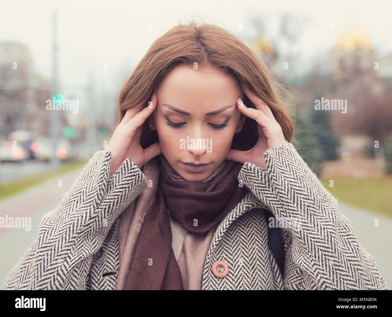 Ritratto sottolineato triste giovane donna all'esterno. Città urban life style lo stress Foto Stock