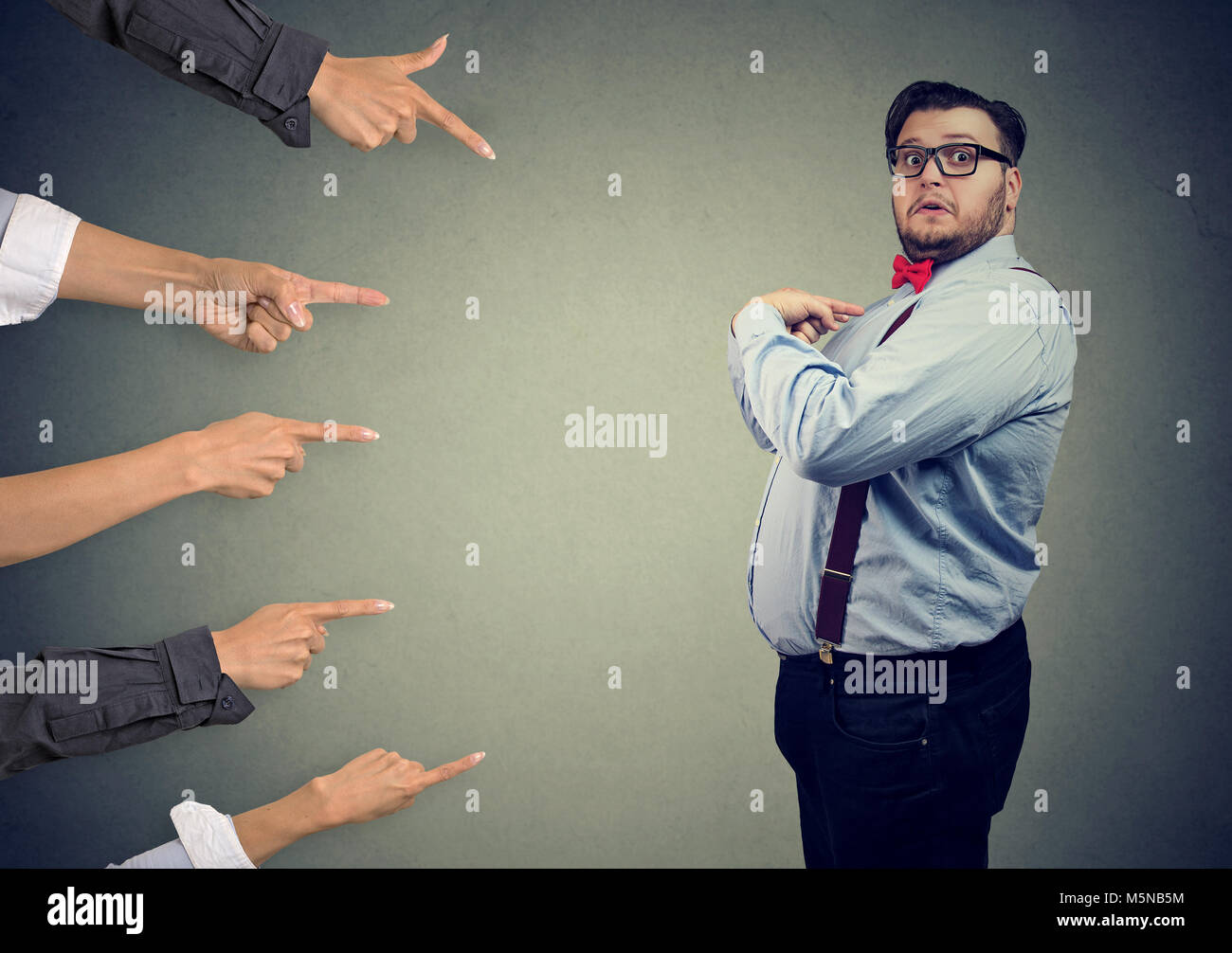 Incolpare te. Ansiosi sorpreso business man giudicati da persone diverse dita di puntamento a lui. Accusa di colpevole guy. Foto Stock