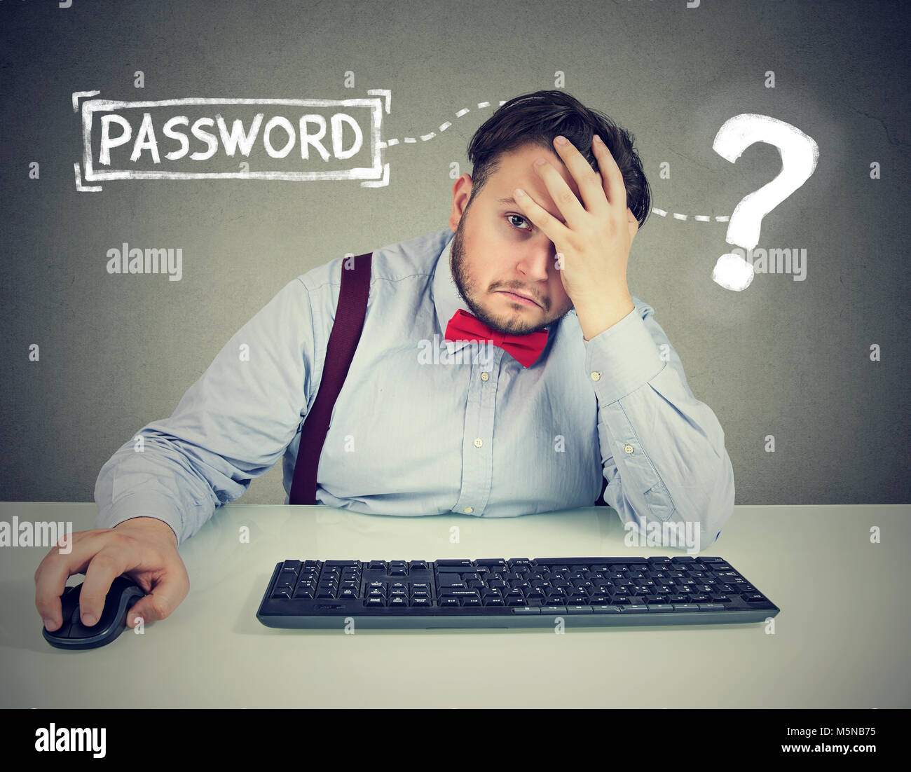 Disperata giovane uomo che cerca di accedere al suo computer password dimenticata Foto Stock Disperata giovane uomo che cerca di accedere al suo computer password dimenticata Foto Stock