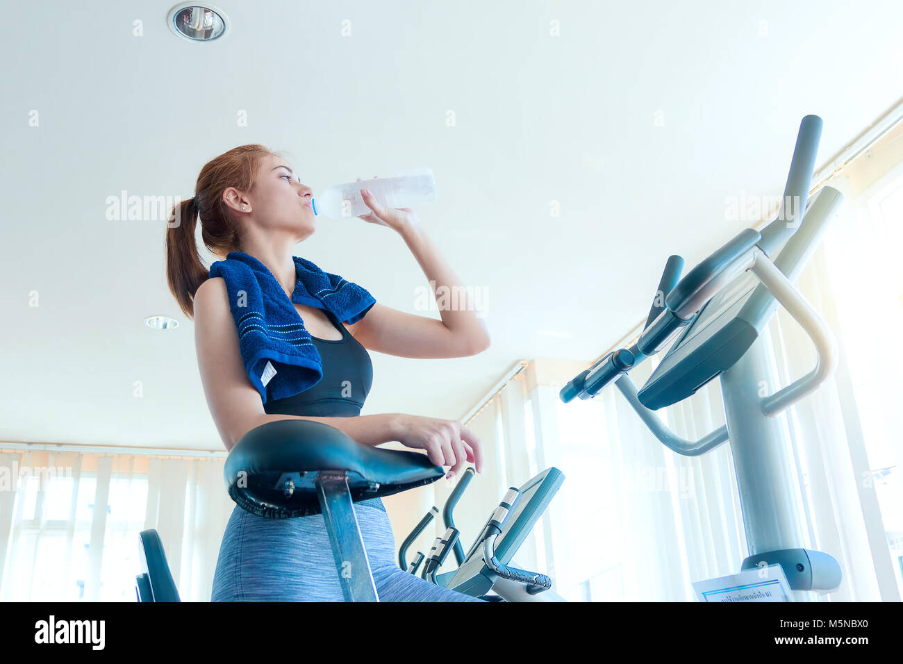 Sport donna asiatica acqua potabile dopo allenamento Foto Stock