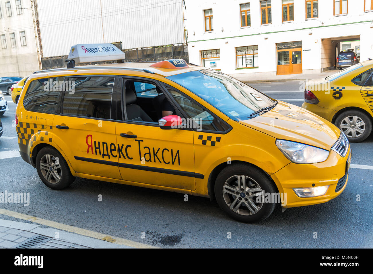 Mosca, Russia - 24 luglio. 2017. Compagnia di taxi Yandex vai su Prospekt Mira street Foto Stock