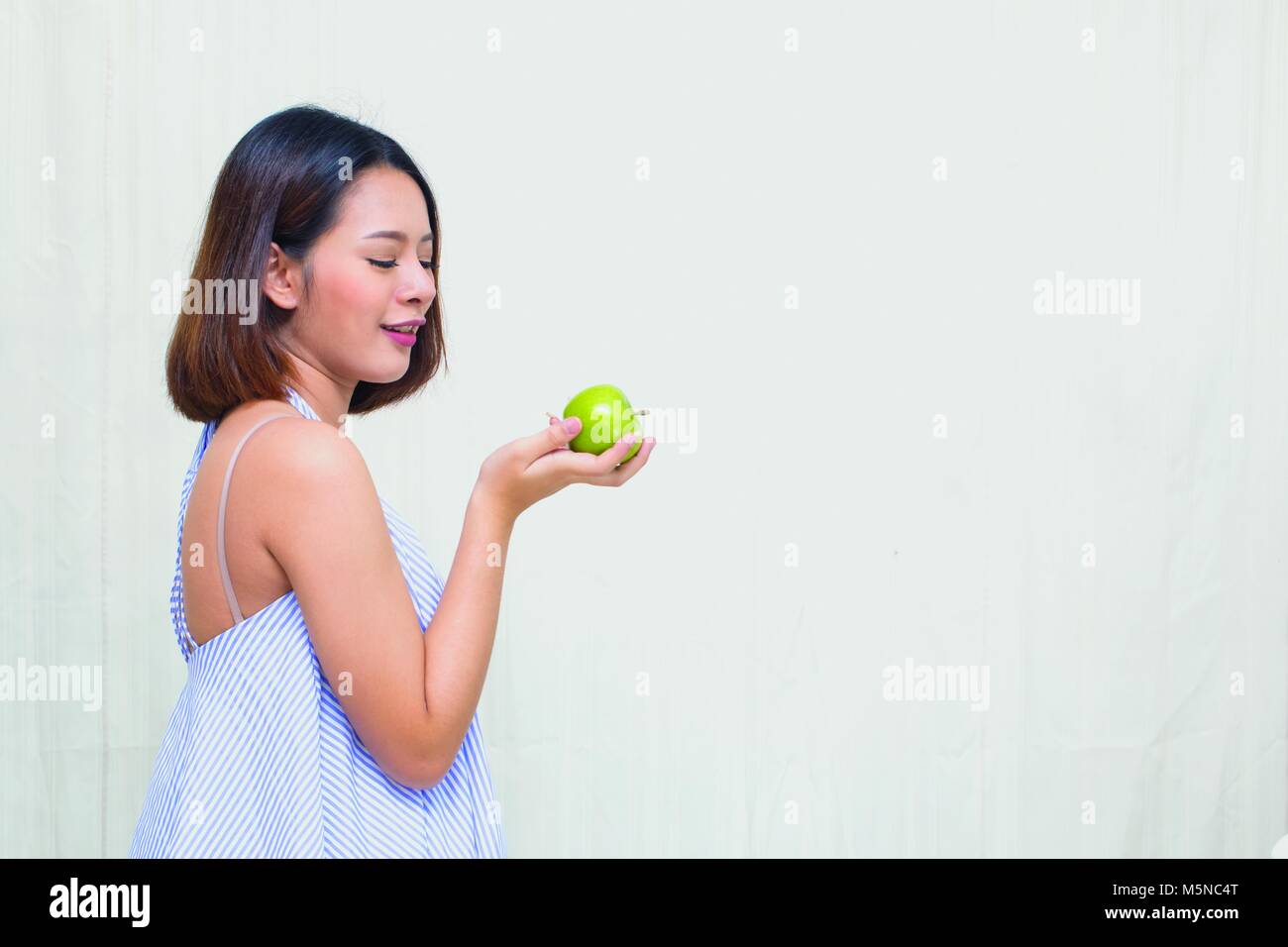 Donne in stato di gravidanza mangiare mela verde ,sana nutrizione durante la gravidanza Foto Stock