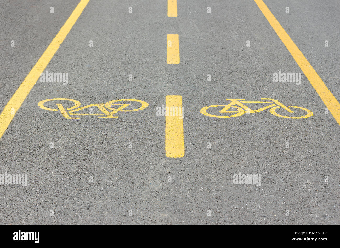 Percorso per biciclette con un simbolo della bicicletta. Foto Stock