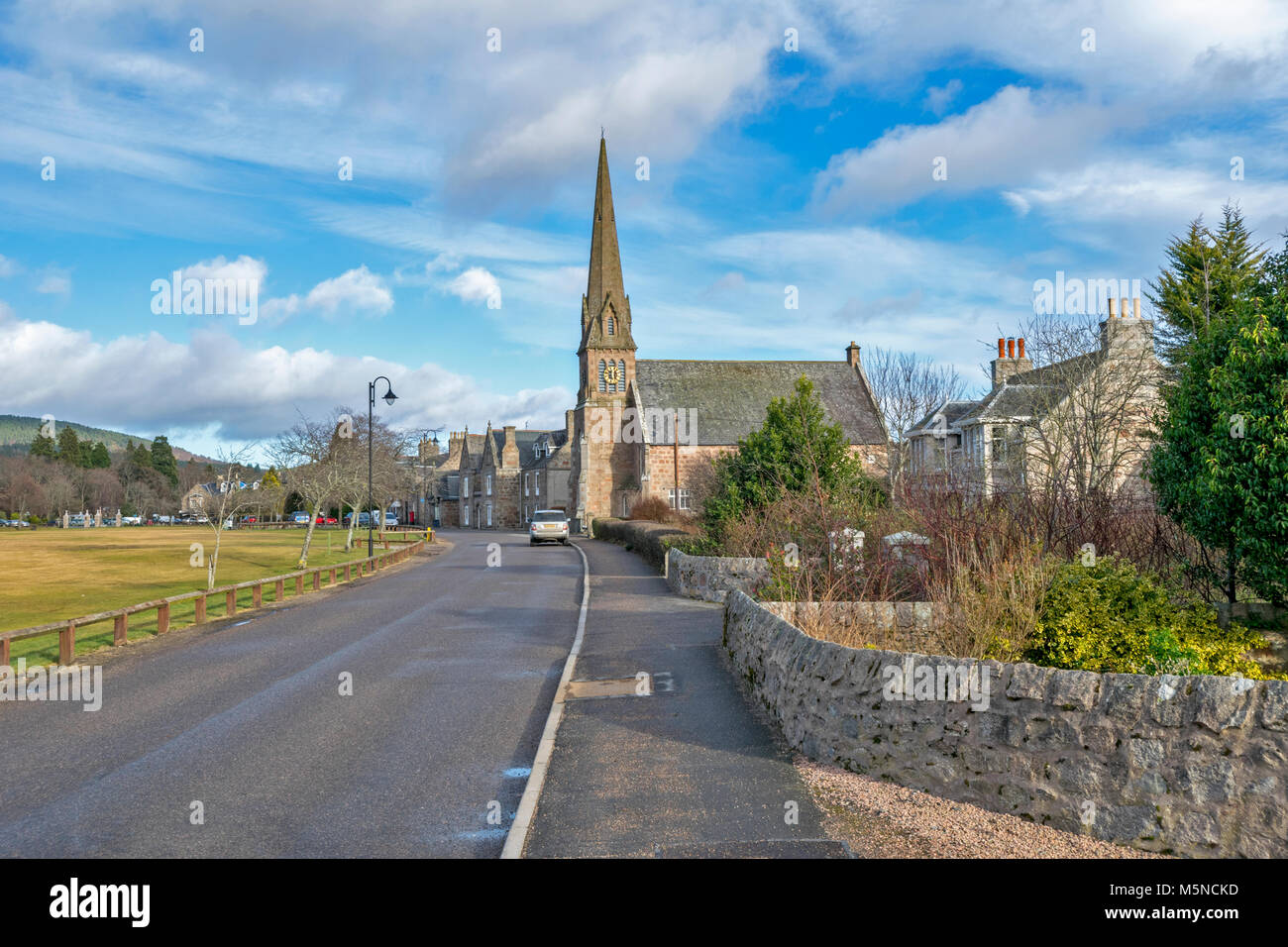 ABOYNE città della Scozia la chiesa con il campanile appuntito vicino al ampi campi da gioco Foto Stock