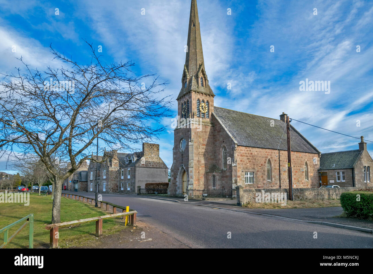 ABOYNE città della Scozia la chiesa con il campanile appuntito vicino i campi da gioco Foto Stock