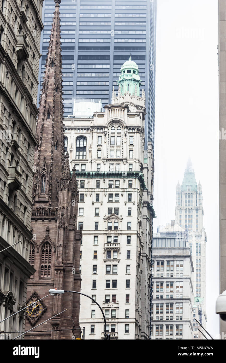 New York City, la parte inferiore di Manhattan, grattacieli su Broadway Street. Foto Stock
