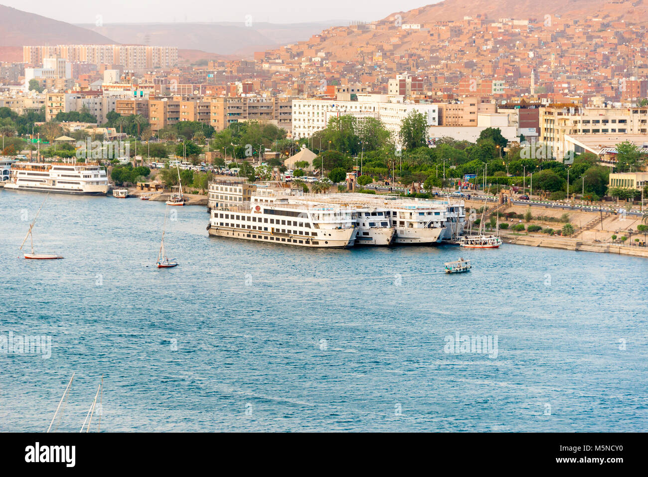 ASWAN, Egitto - 26 Aprile 2014: Aswan dal fiume Nilo con vita commerciale e barche su Aprile 26, 2014 in Aswan, Egitto. Aswan è ben noto per la sua c Foto Stock