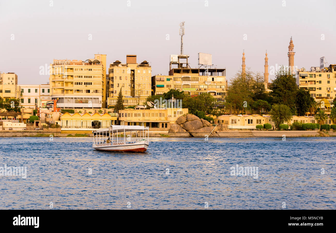 ASWAN, Egitto - 26 Aprile 2014: Aswan dal fiume Nilo con vita commerciale e barche su Aprile 26, 2014 in Aswan, Egitto. Aswan è ben noto per la sua c Foto Stock