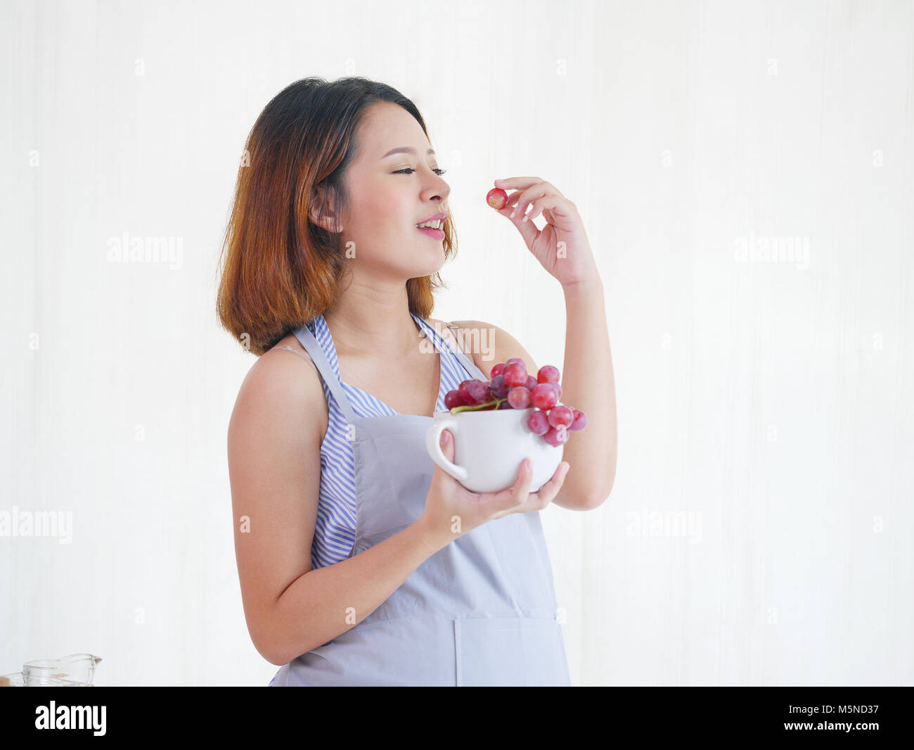 Donne in stato di gravidanza mangiare frutta uve ,sana nutrizione durante la gravidanza Foto Stock