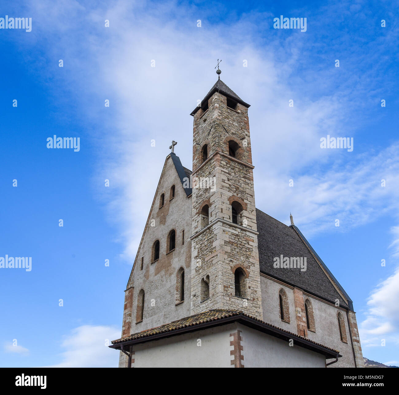 Chiesa S.Apollinare, Trento, Trentino Alto Adige, Italia. Romanico in origine, questa piccola chiesa sulla sponda destra dell'Adige ha un curioso inclinata Foto Stock