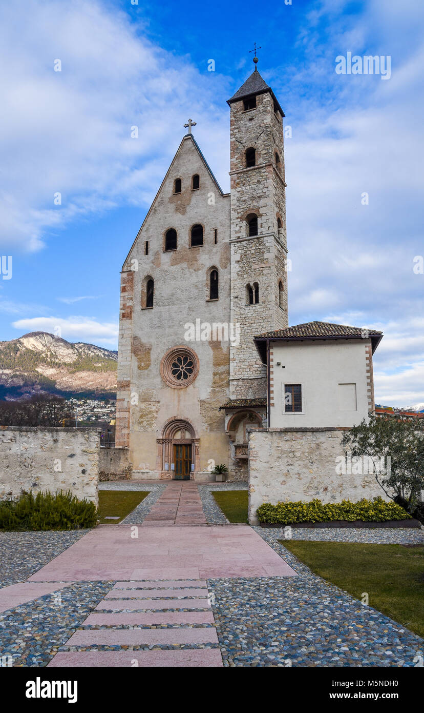 Chiesa S.Apollinare, Trento, Trentino Alto Adige, Italia. Romanico in origine, questa piccola chiesa sulla sponda destra dell'Adige ha un curioso inclinata Foto Stock