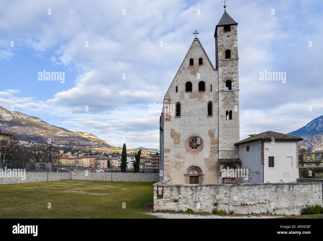 Chiesa S.Apollinare, Trento, Trentino Alto Adige, Italia. Romanico in origine, questa piccola chiesa sulla sponda destra dell'Adige ha un curioso inclinata Foto Stock