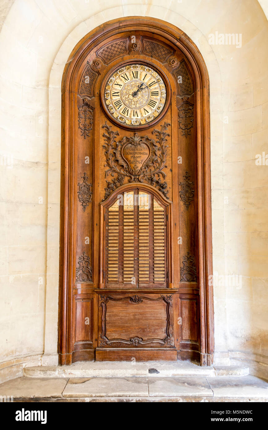 Una parete in legno grande orologio per seguire eventi di massa Foto Stock