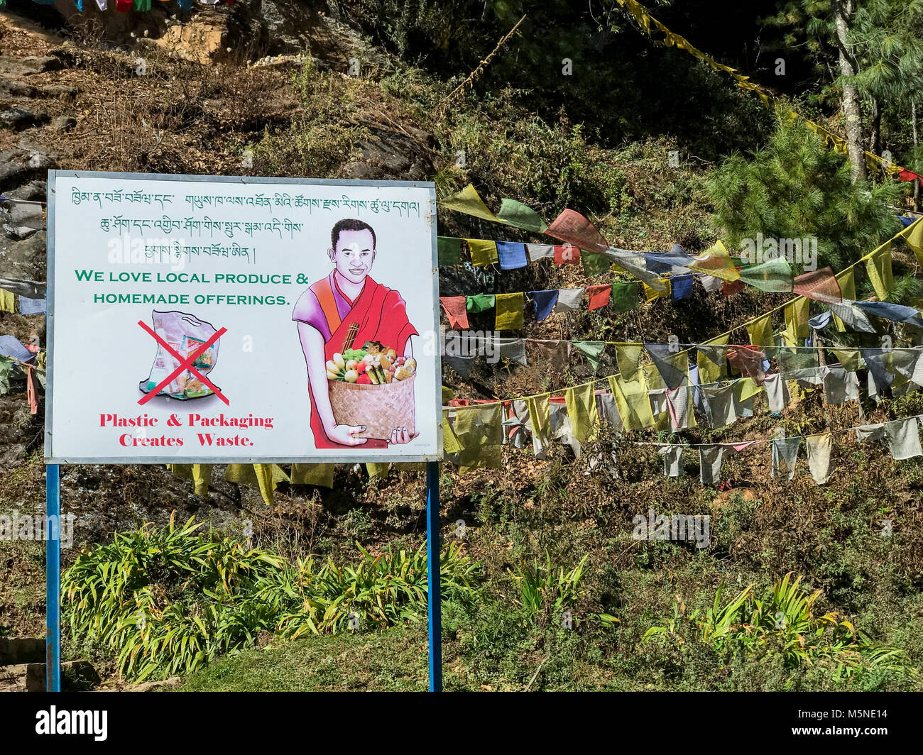 Bumthang, Bhutan. Segno ambientale, scoraggiare i rifiuti plastici, incoraggiando localmente-coltivate alimentari. Da ingresso al Kurje Lhakhang tempio. Foto Stock