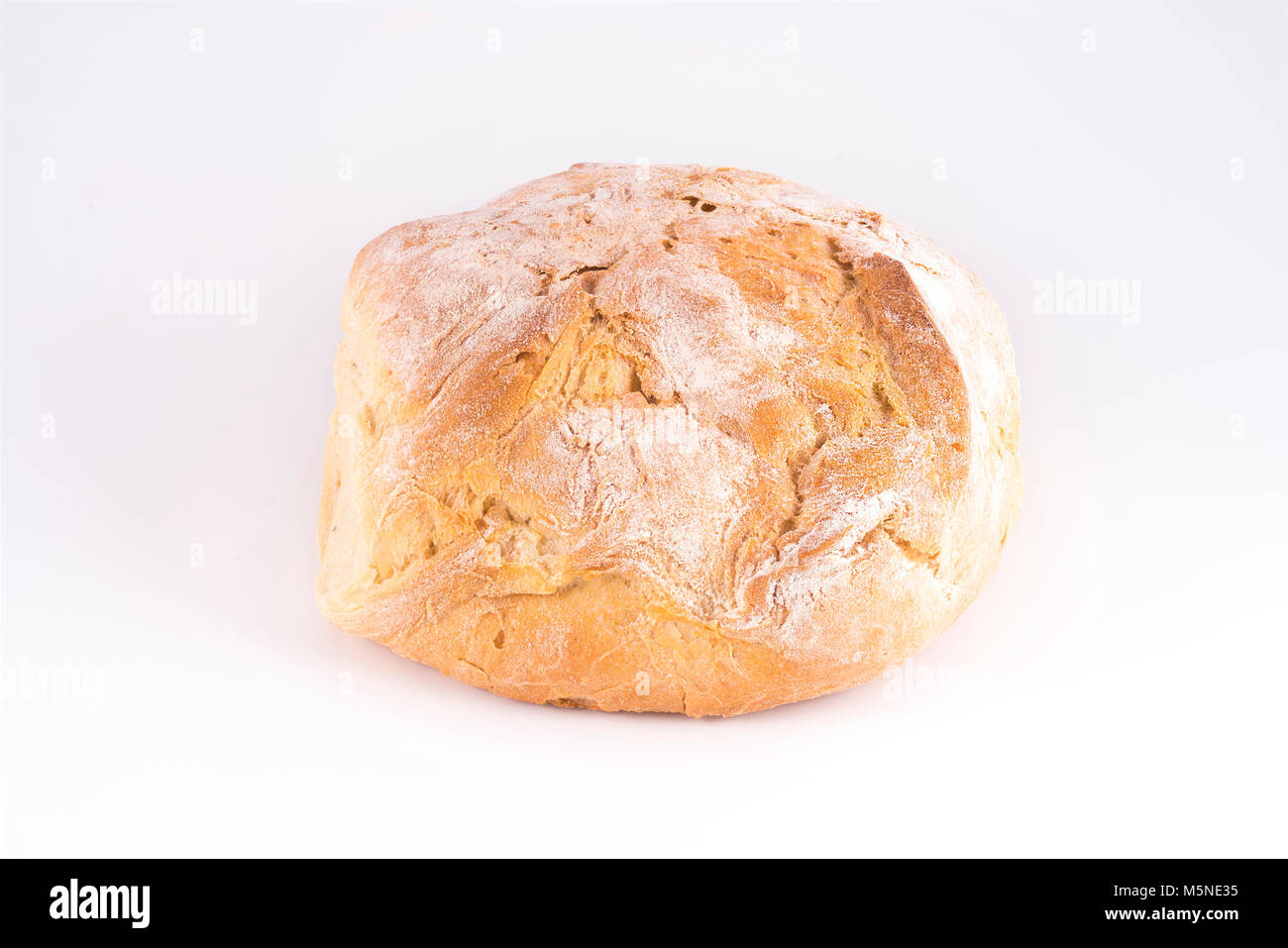 Una pagnotta di pane su una superficie bianca Foto Stock