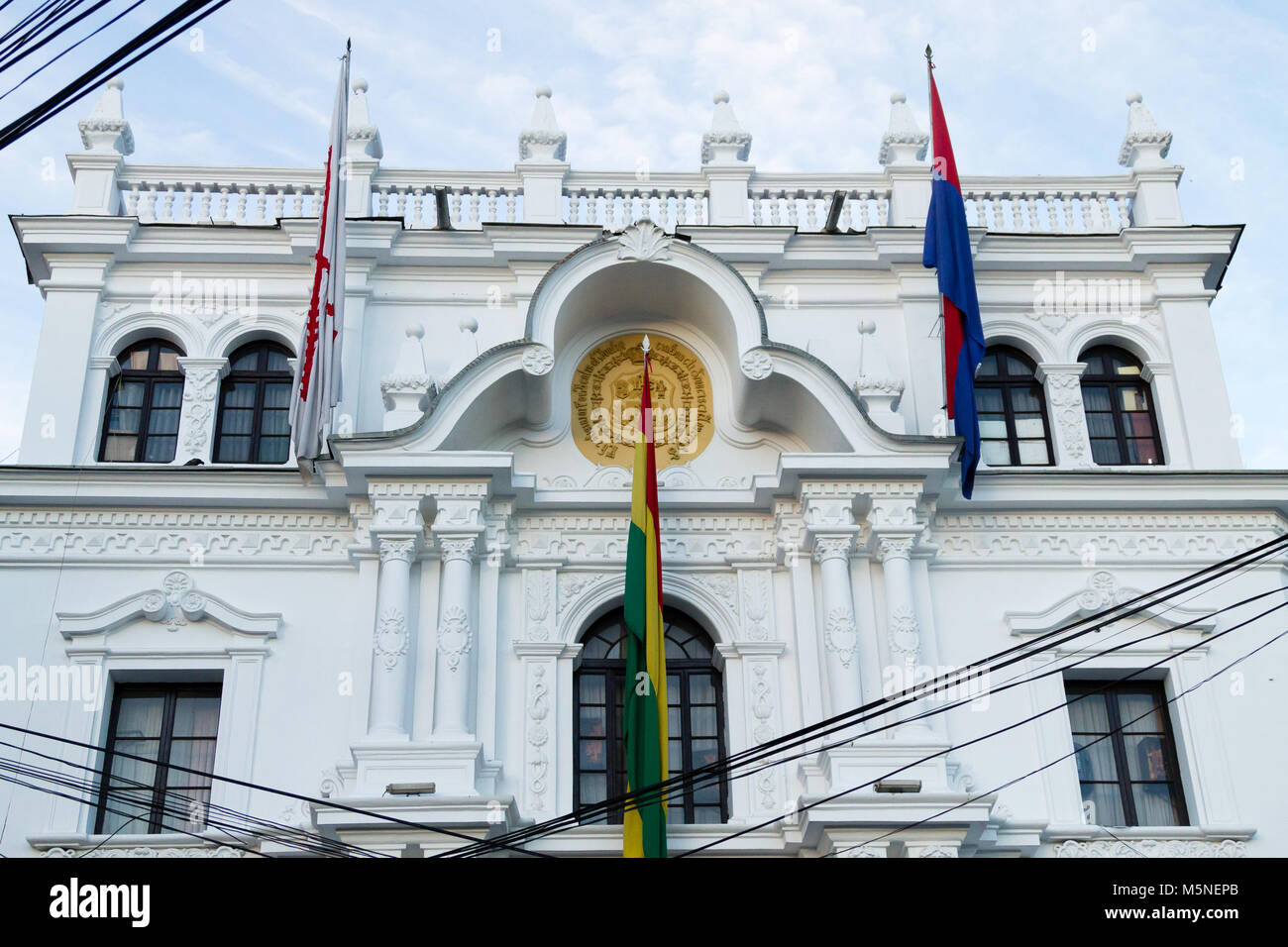 Governo facciata di edificio vista, Sucre, Bolivia. Bandiera boliviana Foto Stock