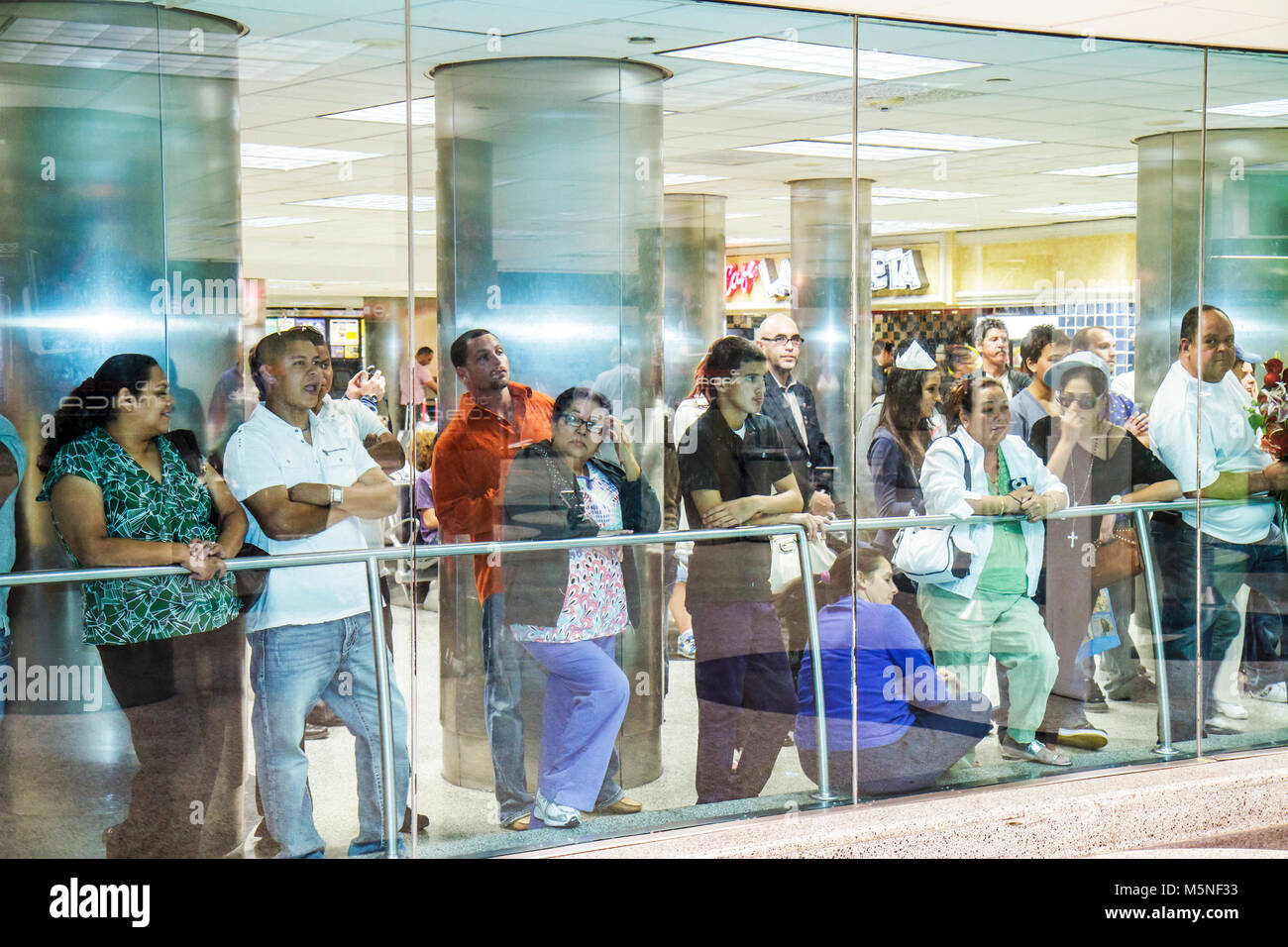 Miami Florida International Airport mia, terminal, controllo passaporti, ispezione di ingresso doganale, arrivi, immigrati ispanici latini etnici immigrati Foto Stock