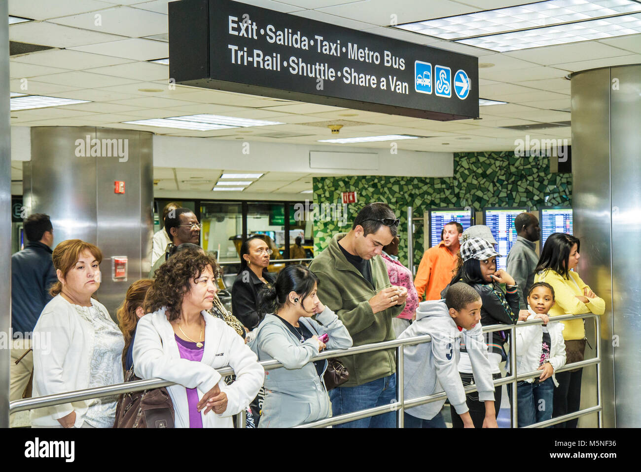 Miami Florida International Airport mia, terminal, controllo passaporti, ispezione di ingresso doganale, arrivi, immigrati ispanici latini etnici immigrati Foto Stock