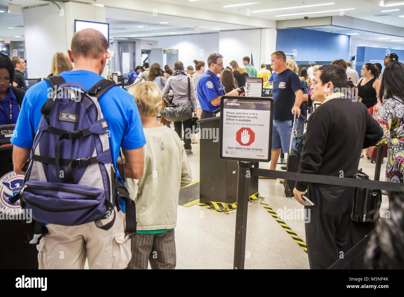 Miami Florida International Airport mia,terminal,TSA,sicurezza,screening,line,queue,man men maschio,waiting,looking FL120616007 Foto Stock