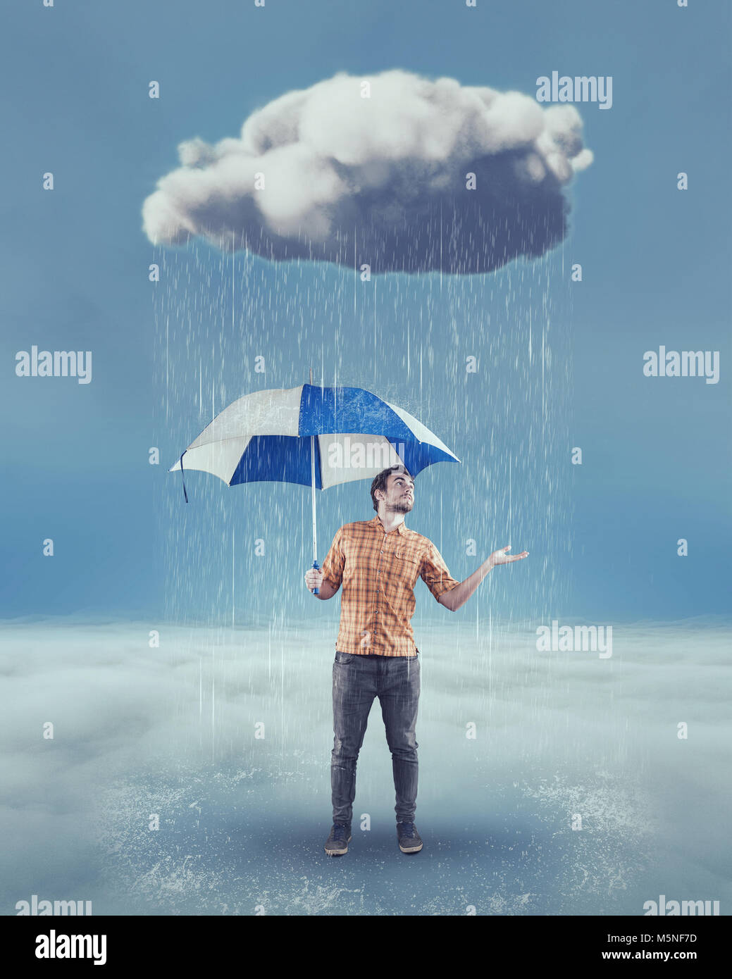 Giovane uomo detiene un ombrello sotto una nuvola di pioggia e controlla se  è ancora piove Foto stock - Alamy