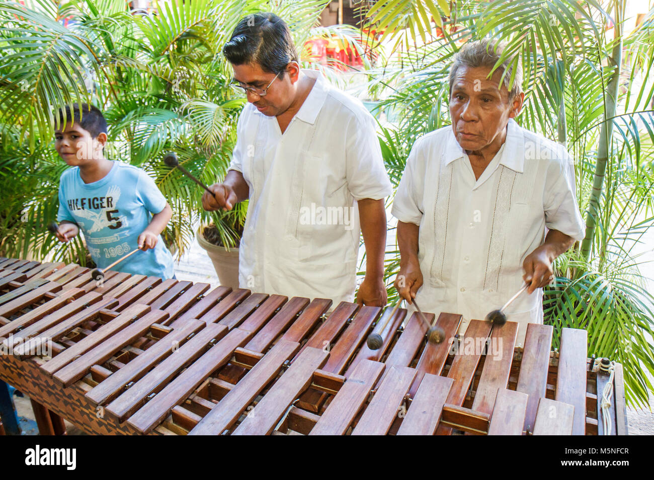 Cancun Messico, messicano, Mercado 28, El Cejas, ristorante ristoranti cibo caffè, ispanico uomo etnico uomini maschio adulti, ragazzi maschio bambini bambini Foto Stock