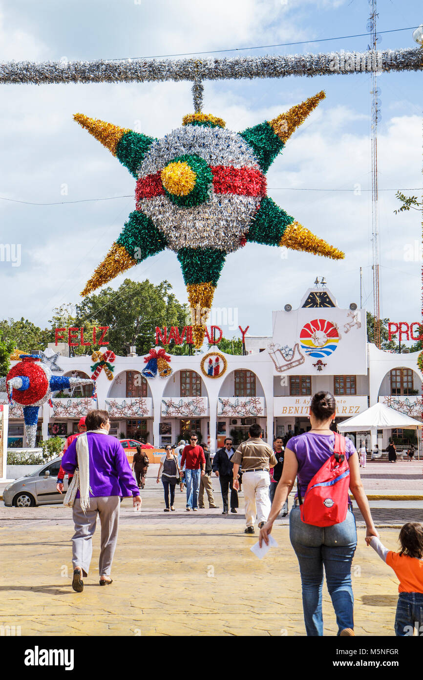 Cancun Messico, messicano, Avenida Tulum, Municipio, edificio, edificio comunale, plaza, donne ispaniche donne donne, bambino, a piedi, pinata gigante, arredamento di Natale Foto Stock