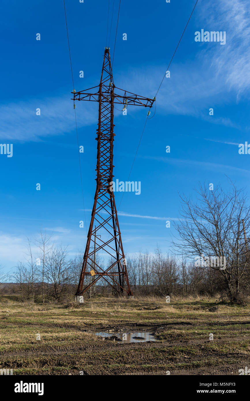 La linea di alimentazione di supporto contro il cielo blu sullo sfondo di supporto contro il cielo blu sullo sfondo Foto Stock