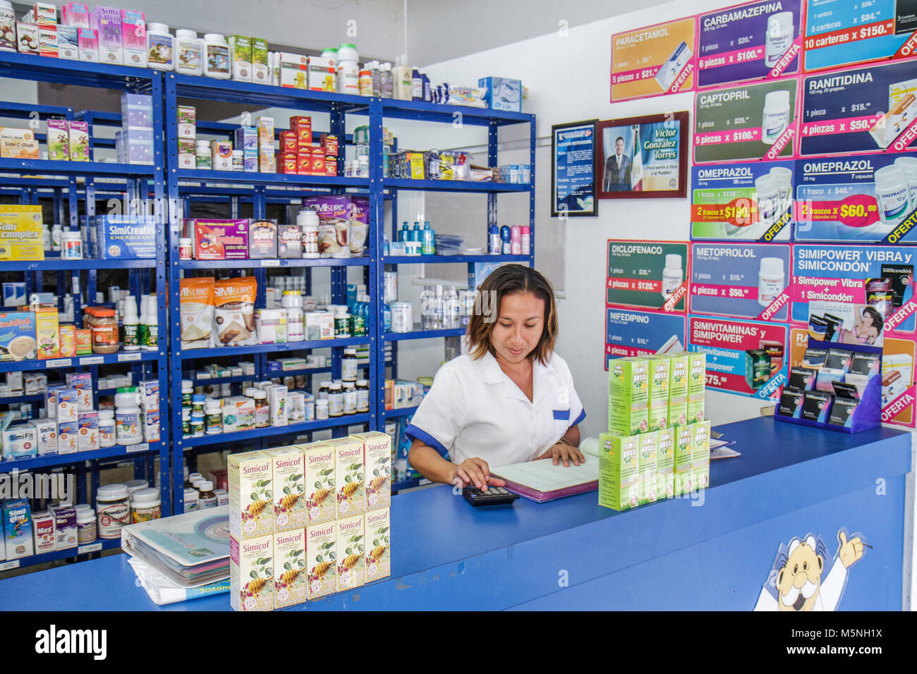 Cancun Messico,Messico,Mercado 23,donne ispaniche donne donne,farmacia,farmacia,farmacia,prescrizione,medicina,contatore,supplementi,Mex101214149 Foto Stock