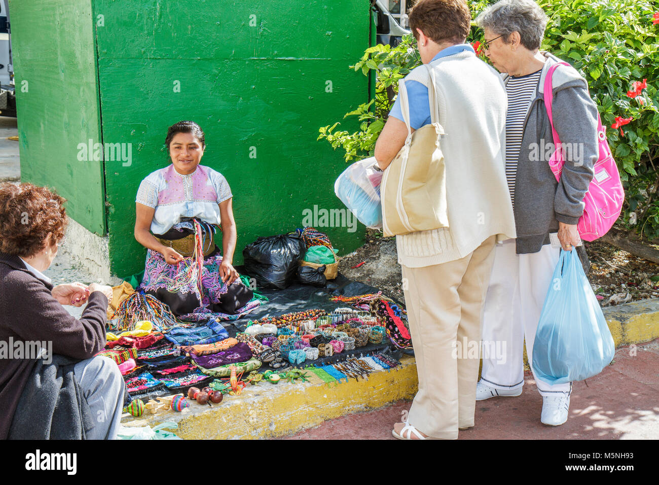 Cancun Messico,Spiaggia messicana,Hotel zone,Avenida Kukulkan,donne ispaniche donne femminili,indigene,strada,marciapiede,venditori ambulanti,stand bancarelle,shopping Foto Stock
