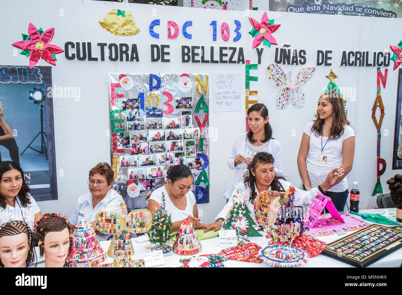 Cancun Messico,Messico,Avenida Tulum,Palacio Municipal,City Hall,edificio,Natale,educazione comunitaria per adulti,al training,scuola di bellezza,cosmetologia,stu Foto Stock