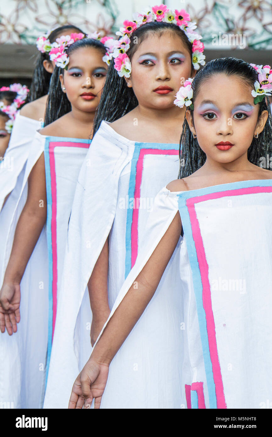 Cancun Messico,Messico,Avenida Tulum,Palacio Municipal,City Hall,edificio,comunità ispanica ragazze ragazza,giovane,femmina bambini studenti studenti Foto Stock