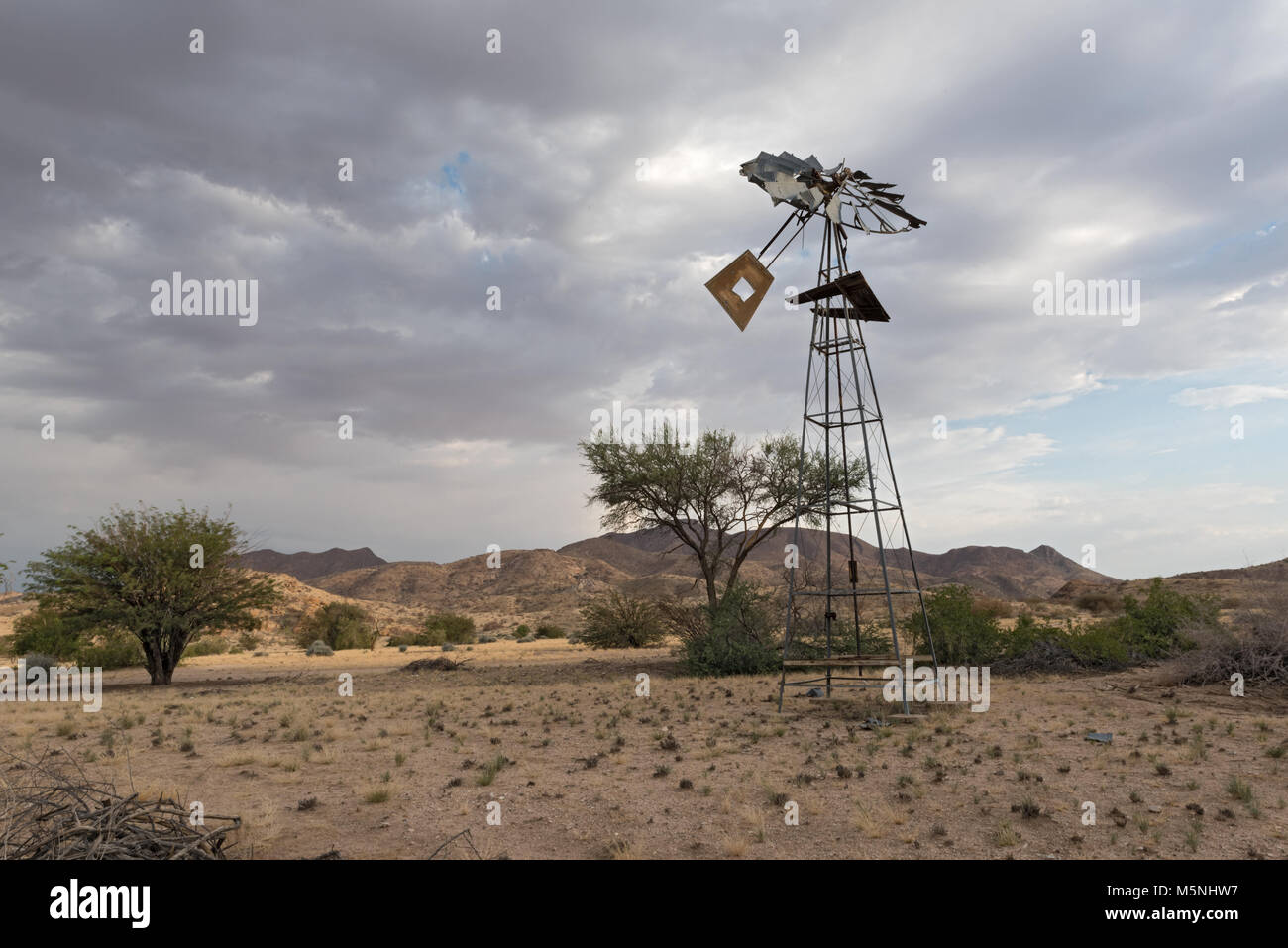 Il mulino a vento di rotte in natura Tsaobis Park, Namibia Foto Stock