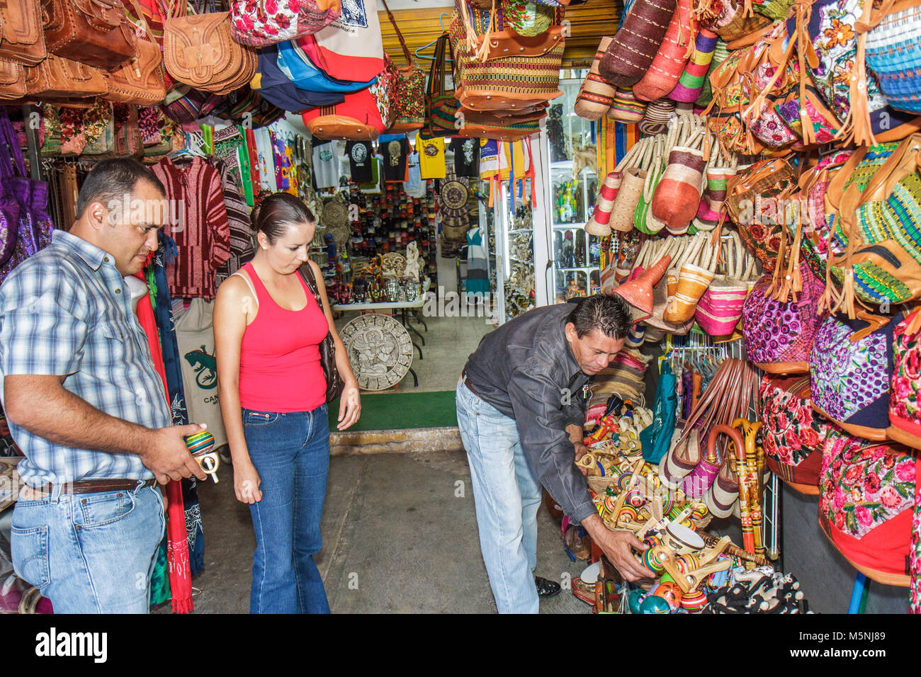 Cancun Messico,Messico,Penisola di Yucatán,Quintana Roo,Mercado 28,souvenir,regalo,shopping shopper shopping shopping negozi mercati di mercato mercati di acquisto s Foto Stock