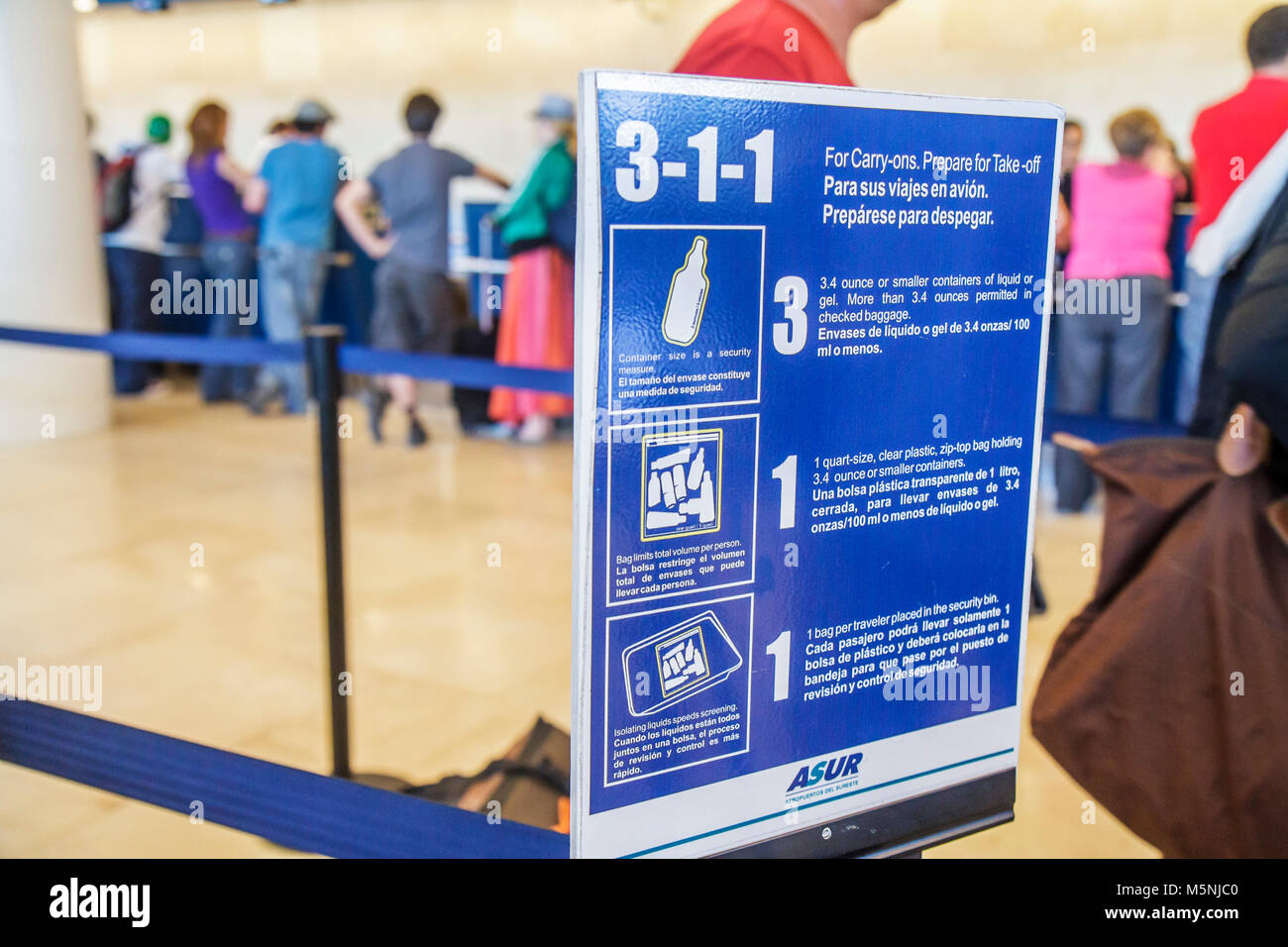 Cancun Messico, Messico, Aeroporto Internazionale di Cancun, aviazione, biglietteria, check-in, cartello, bagaglio a mano valigia valigia valigia valigia valigia valigia valigia valigia valigia caravan Foto Stock