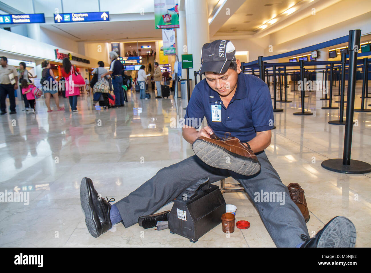 Cancun Messico,Messico,Penisola di Yucatán,Quintana Roo,Aeroporto Internazionale di Cancun,minoranza immigranti etnici latini ispanici,uomo uomini m Foto Stock