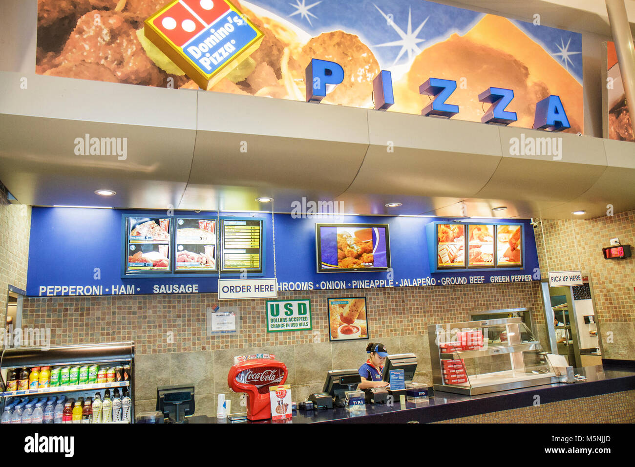 Cancun Messico,Messico,Cancun International Airport,donne ispaniche donne donne,fast food,ristoranti ristoranti cibo bar ristoranti,Domino's Pizza, Foto Stock