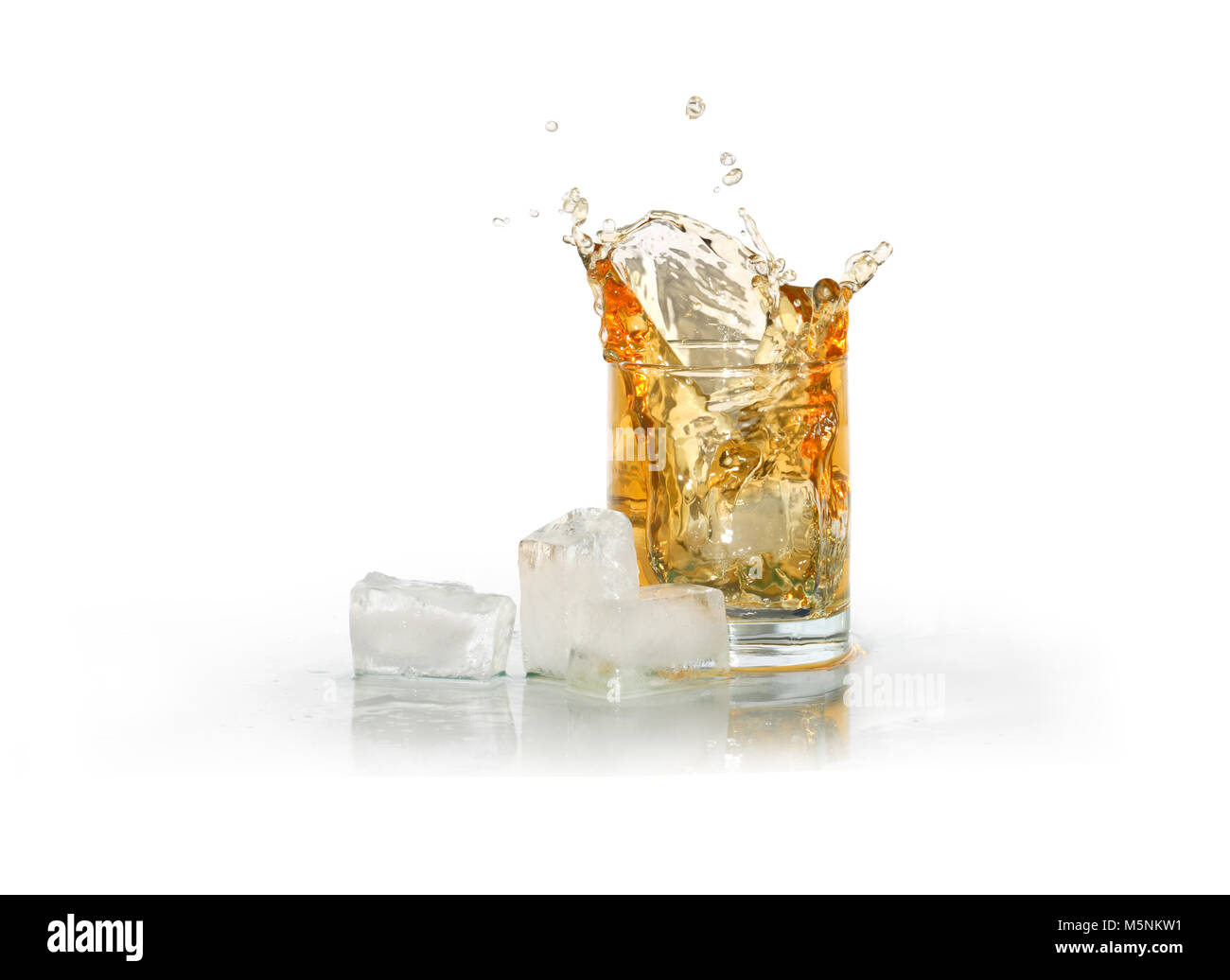 Bicchiere di whiskey spruzzi vicino a cubetti di ghiaccio isolato su bianco con tracciato di ritaglio Foto Stock
