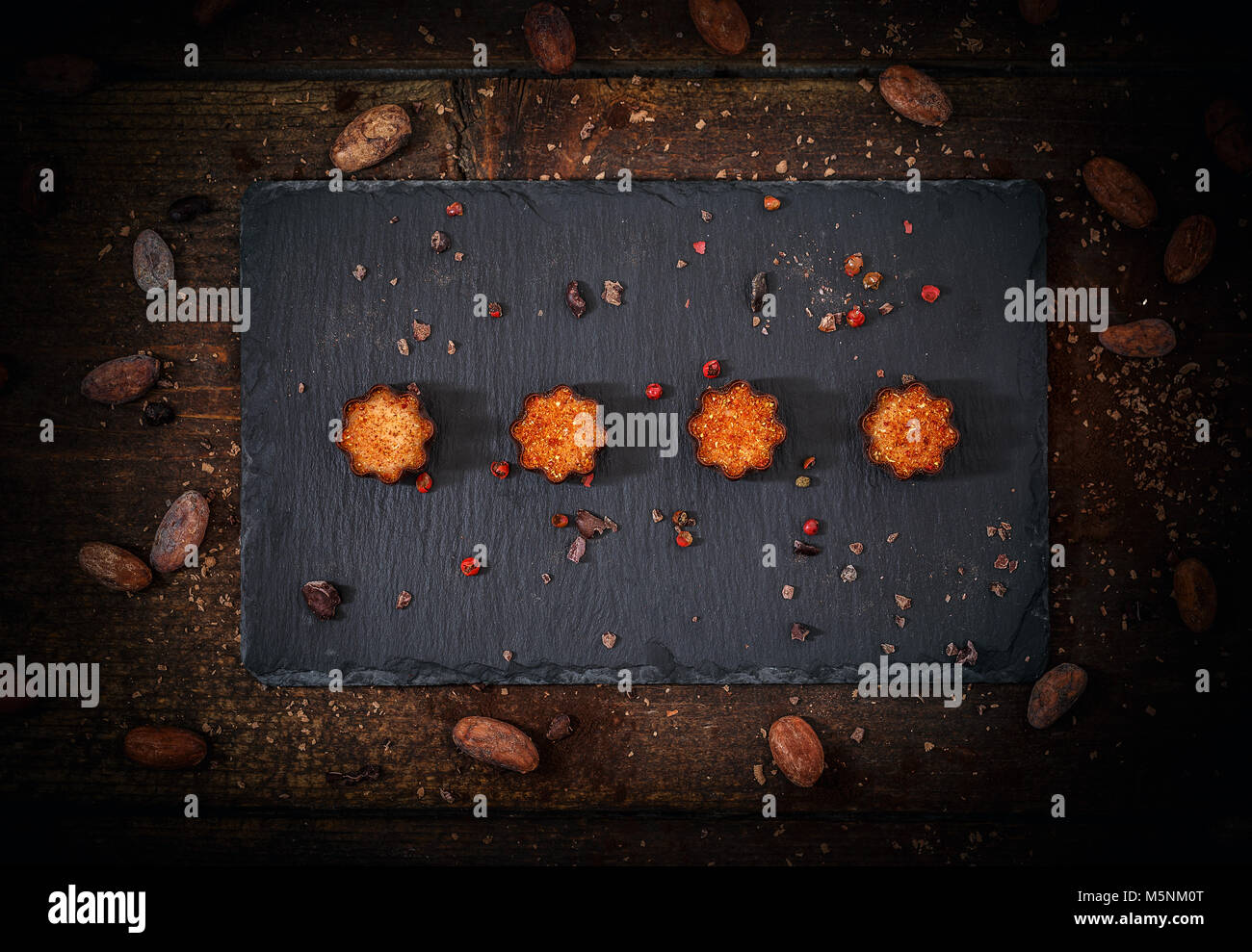 Migliori il marzapane con schiacciato pepe rosa in sottili fette di cioccolato fondente Foto Stock