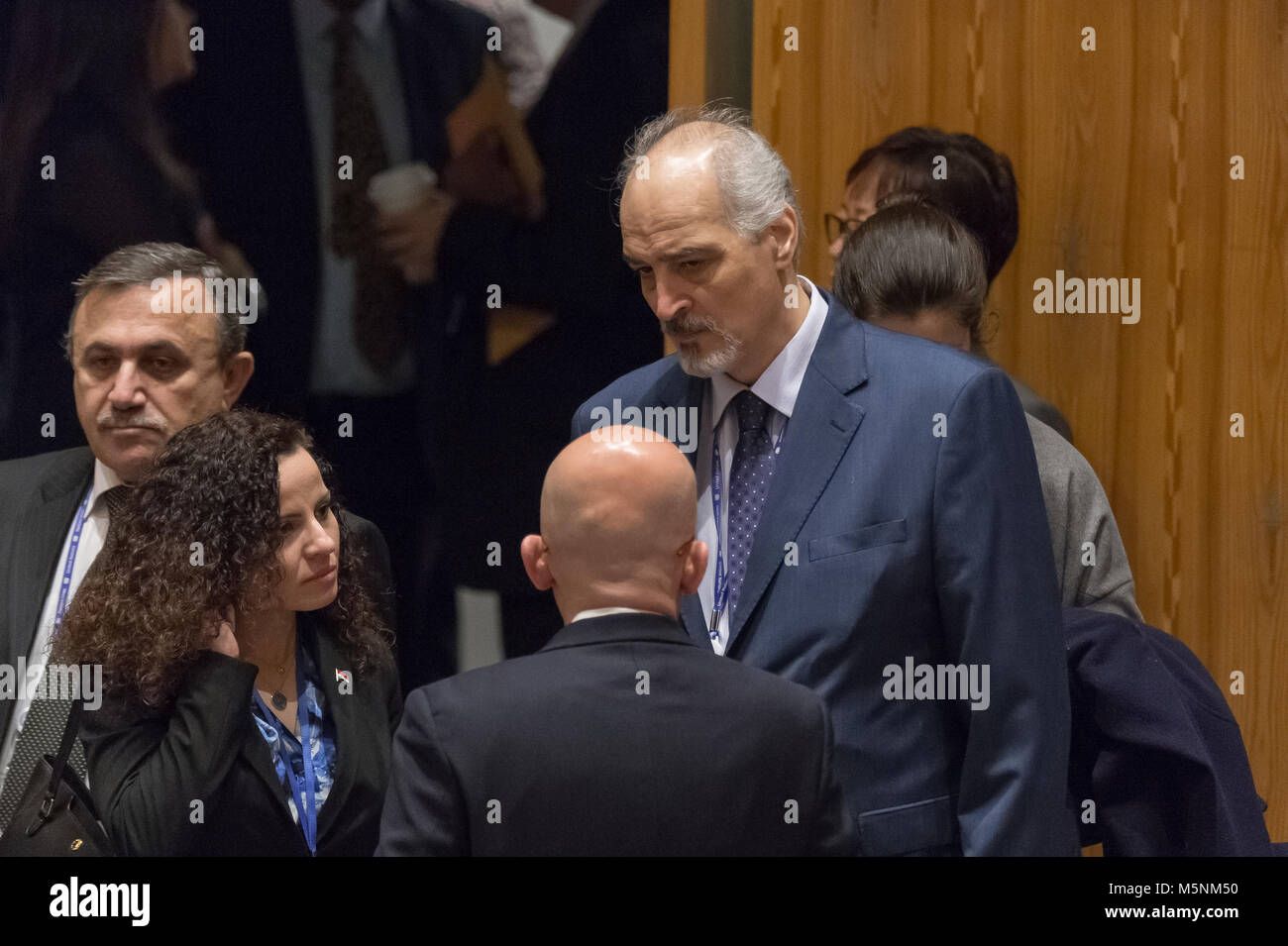 Ambasciatore siriano alle Nazioni Unite Bashar Ja'afari è visto prima dell'inizio della riunione. Dopo settimane di intensi negoziati e cancellazioni multiple delle votazioni previste dal Consiglio di Sicurezza delle Nazioni Unite, una riunione di emergenza è stato tenuto per l'adozione di una risoluzione concernente la crisi umanitaria in damasco sobborgo di Ghouta Orientale (Siria). In occasione della riunione, i membri del Consiglio all'unanimità ha adottato la risoluzione 2401 chiamando per un mese di cessate il fuoco che permetterebbe la ripresa degli aiuti umanitari nelle consegne di Ghouta orientale. (Foto di Albin Lohr-Jones/Pacific Stampa) Foto Stock