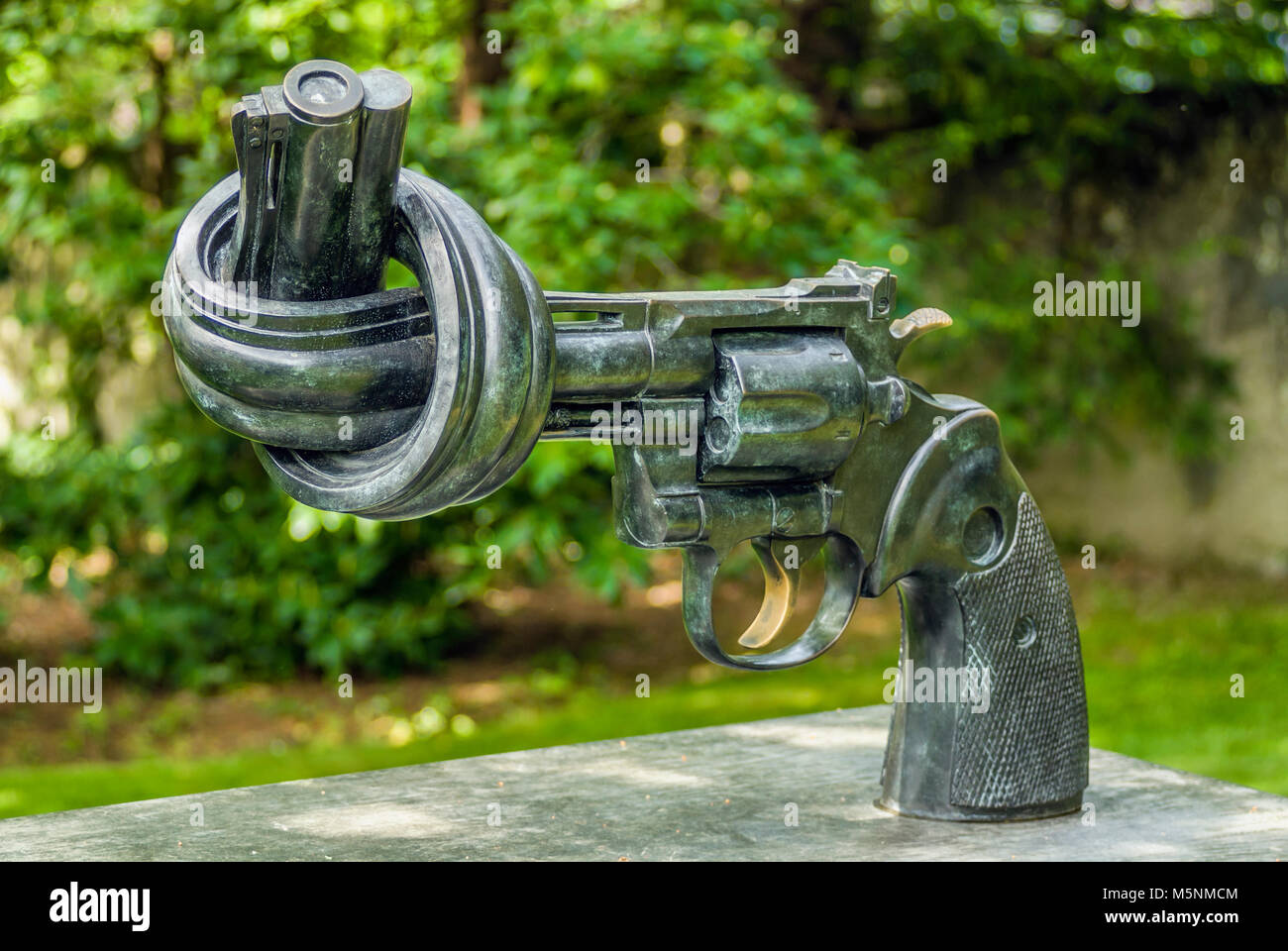 'Non-violenza' Scultura da Carl Fredrik Reutersward presso il Le Parc Olympique di Losanna, Svizzera. Foto Stock