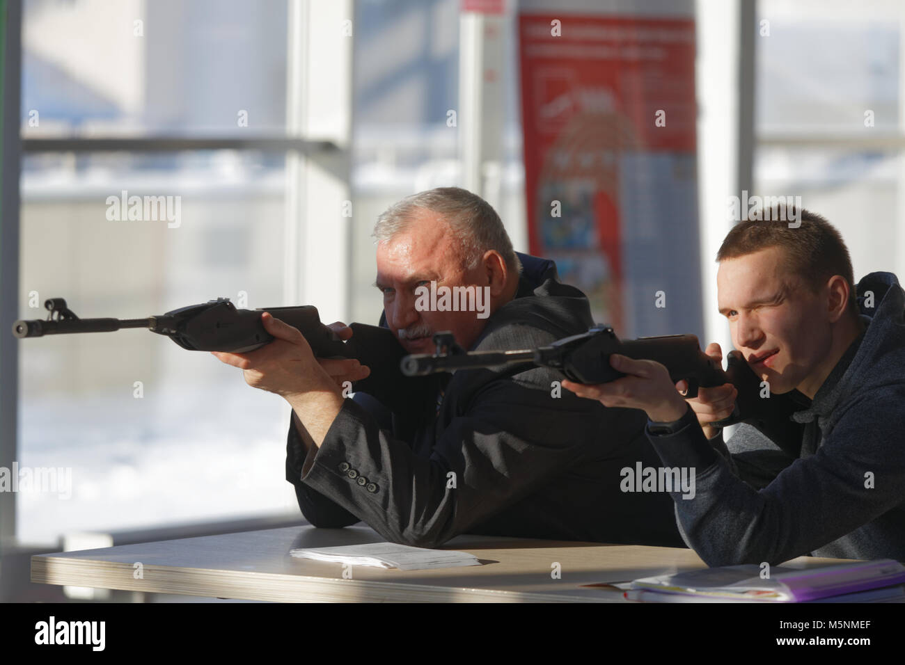 San Pietroburgo, Russia - 22 Febbraio 2018: persone tiro con fucile ad aria compressa nella zona di allenamento durante San Pietroburgo Cyber-Sport Festival. Evento Principale o Foto Stock