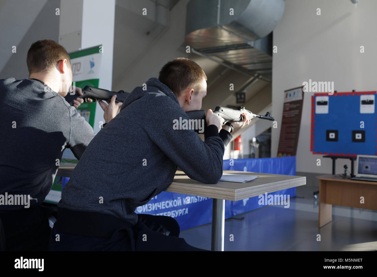 San Pietroburgo, Russia - 22 Febbraio 2018: persone tiro con fucile ad aria compressa nella zona di allenamento durante San Pietroburgo Cyber-Sport Festival. Evento Principale o Foto Stock