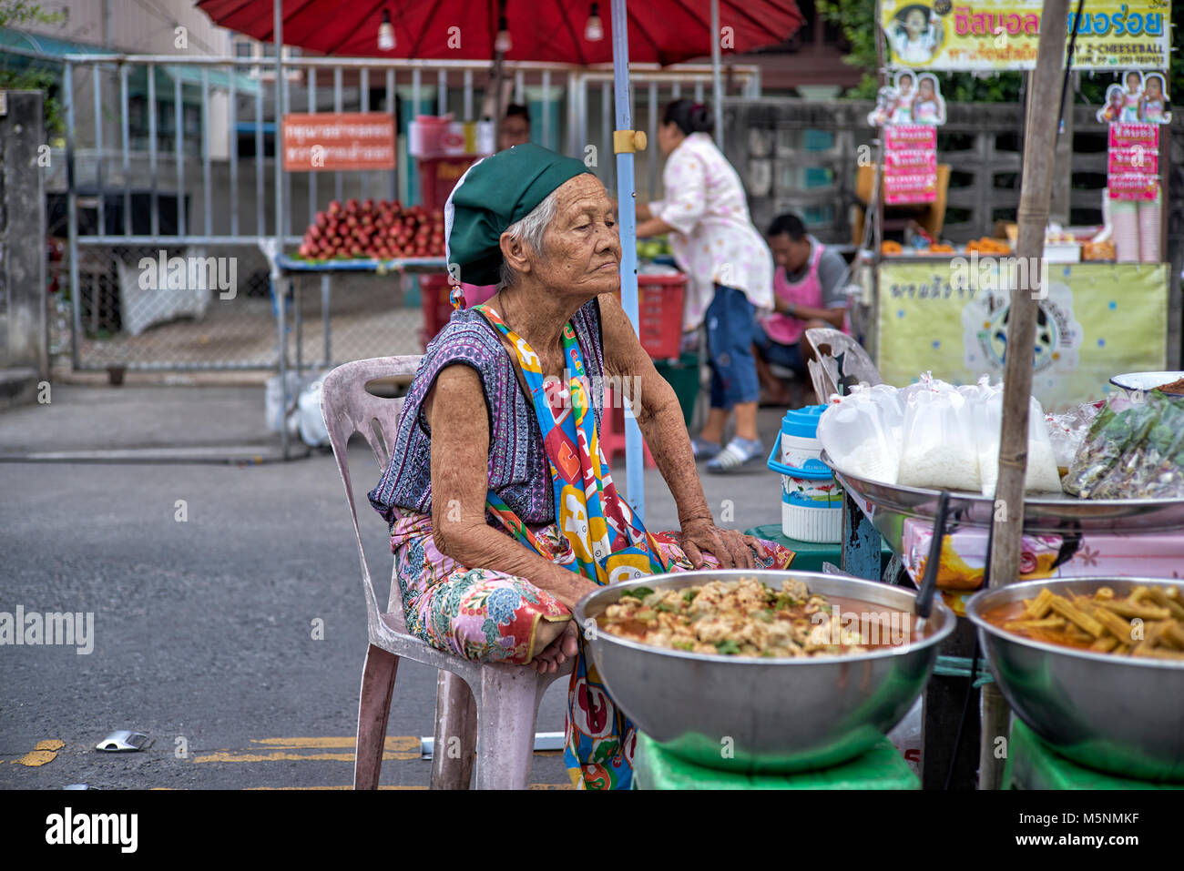 Anziani Thailandia donna. Mercato thailandese venditore ambulante. Senior di lavoro femminile. Sud-est asiatico Foto Stock