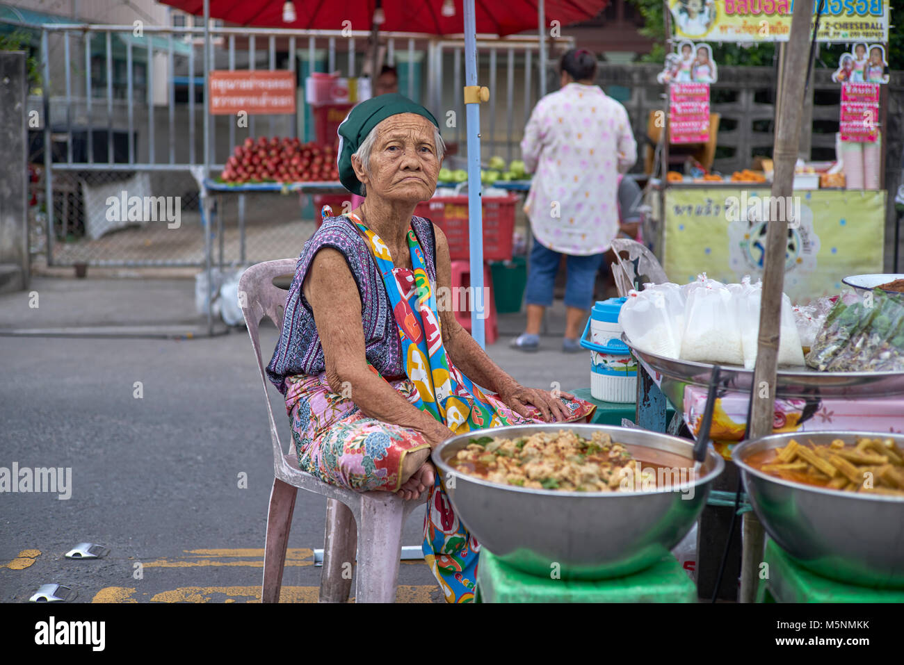 Anziani Thailandia donna. Mercato thailandese venditore ambulante. Senior di lavoro femminile. Sud-est asiatico Foto Stock