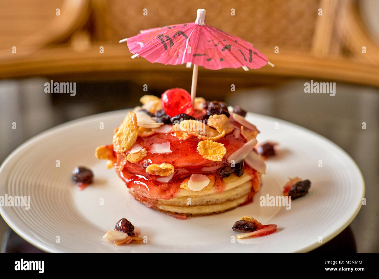 Frittelle e rabboccato con cereali, scaglie di cocco e confettura di fragole. Thailandia dolce derivato da American style frittelle.1 di 5 Foto Stock
